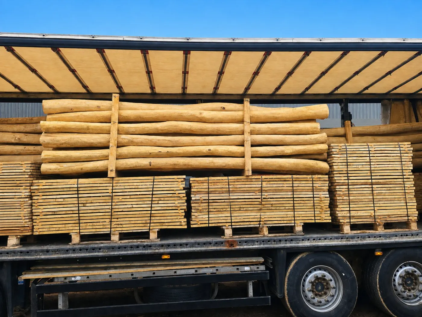 Lkw-Ladung mit Rundholz