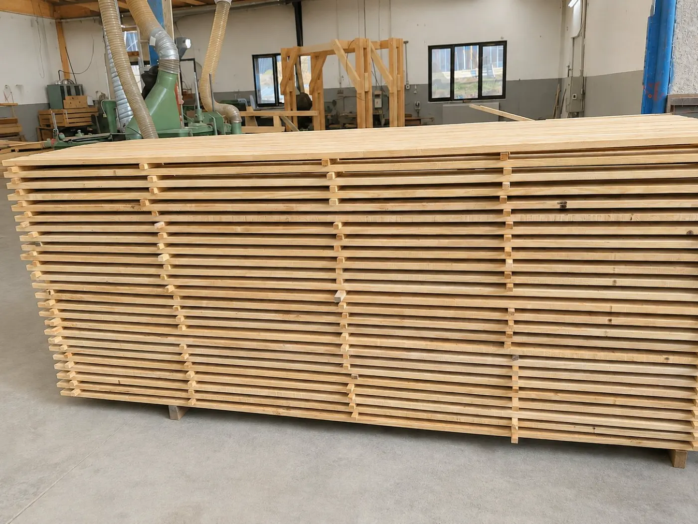 Gehobeltes Schnittholz in der Werkstatt